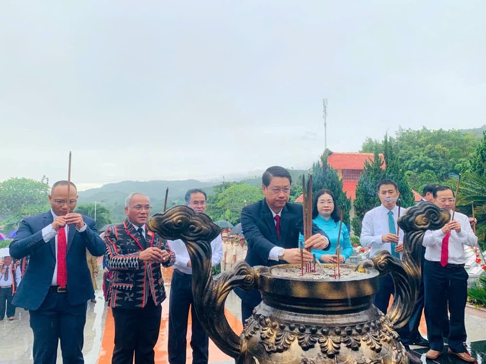 Lãnh đạo thành phố dâng hương tưởng niệm các anh hùng liệt sĩ tại nghĩa trang