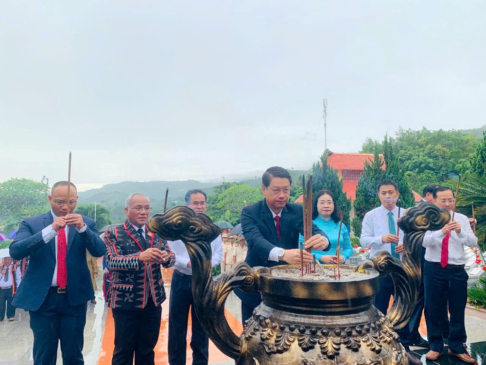 Lãnh đạo thành phố dâng hương tưởng niệm các anh hùng liệt sĩ tại nghĩa trang